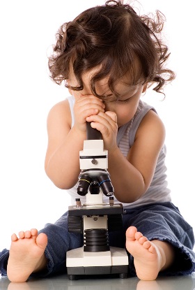 Kind schaut durch Mikroskop; (c) Anetta, erworben über www.fotolia.de